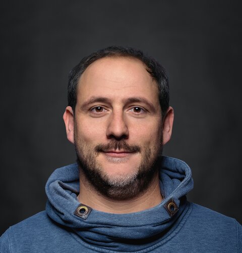 Christian Kierdorf | © wob AG Das Bild ist ein Porträt von Christian Kierdorf. Er trägt einen hellblauen Pullover. Der Hintergrund ist dunkel. | © wob AG