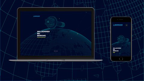 Home Screen Berrang Website | © wob AG Zu sehen sind ein Laptop und ein Smartphone, die jeweils den Homescreen der neuen Website von Berrang präsentieren – einmal in Desktop- und einmal in mobiler Ansicht. Die Website ist in dunkelblau gehalten. Der Schriftzug „Willkommen bei Berrang“ prangt in weißen Buchstaben auf dem Screen. Im Hintergrund der Website ist eine halbe Erdkugel in Mesh-Optik dargestellt, darüber eine Schraube, ebenfalls in Mesh-Optik. Der Bildhintergrund ist dunkel hat eine ähnliche Optik wie der Homescreen der Website. | © wob AG