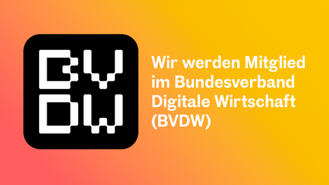 Mitglied im BVDW Auf dem Bild sieht man das Logo des BVDW auf einem gelb roten Farbverlauf. Neben dem Logo steht der Text "Wir werden Mitglied beim Bundesverband Digitale Wirtschaft (BVDW)".